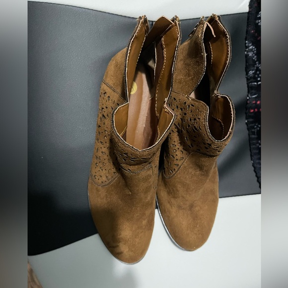 Diana brown suede bootie size 7 - Picture 1 of 5